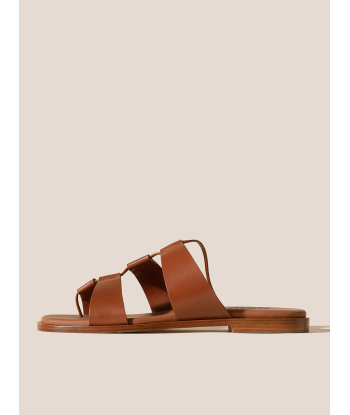 LINA STRAP SANDALS TAN brillant des détails fins