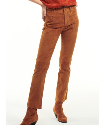 BROWN SUEDE DEAN TROUSERS s'inspire de l'anatomie humaine